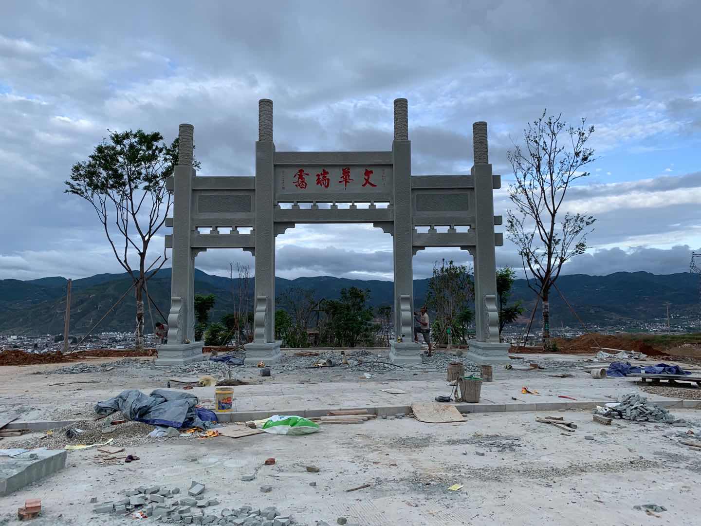 雕刻藝術(shù)與自然完美融合：石材花缽雕刻的獨特之處